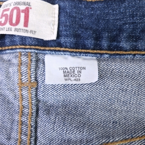 Levi's 501 Distressed Denim Cut Off Red Tab Jean Shorts in Stark Blue Size 40 - Picture 7 of 13